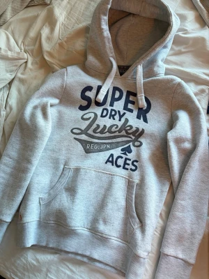 Vit superdry hoodie! - True to size, mycket bra skick Skriv vid frågor eller fler bilder 🌟 