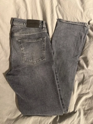 Grå jeans från J.Lindeberg - Snygga grå jeans från J.Lindeberg. 29x32