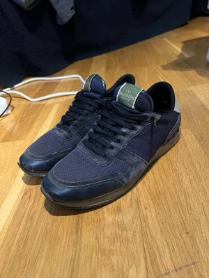 Valentino Rockrunner - Hej! Säljer dessa Valentino Rockrunners då dom inte längre kommer till användning. Skorna är i bra skick och funkar väldigt bra att bära under alla årstider. Storleken är 43, men jag har 44 och dom passade bra på mig. Bara att höra av sig om det är några frågor!