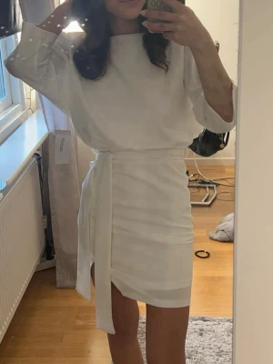 Studentklänning  - Säljer min studentklänning för jag har hittat en annan alltså helt ny. Storlek 34. Pris går att diskuteras.  Vid intresse är det bara att höra av sig💗