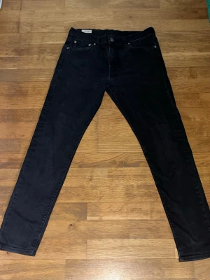 Svarta  Levis 511 - Säljer ett par svarta skinny jeans från Levi's med klassisk femficksdesign och knappgylf. Jeansen har smal passform och är tillverkade i stretchigt denimtyg för extra komfort. Perfekta till en avslappnad look + väldigt bekväma slimfit