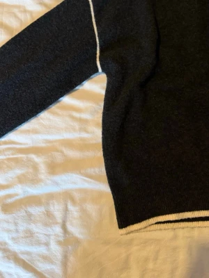 Tröja med högkrage - Jättefin tröja med hög krage och fina detaljer från Veromoda som är ny och endast använd en gång, därav jätte fint skick❤️