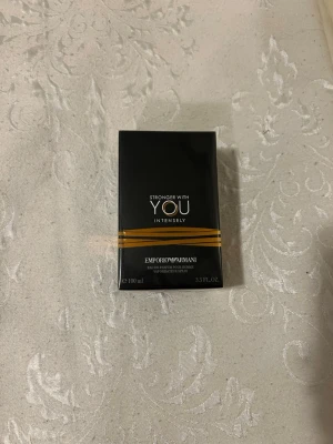 Emporio Armani Stronger With You Intensely - Emporio Armani Stronger With You Intensely.  100ml)Helt oöppnad med plastet kvar på. Fick för många av min mormor från USA som misstänkte att jag hade fler syskon, det är anledningen till varför jag säljer. Skriv för diskussion av pris eller mer frågor😁Doften är intensiv och maskulin, perfekt för dig som vill sticka ut.