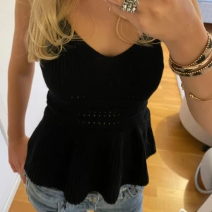 Ribbad topp - Snygg ribbad topp med volang och v-ringning💞💞