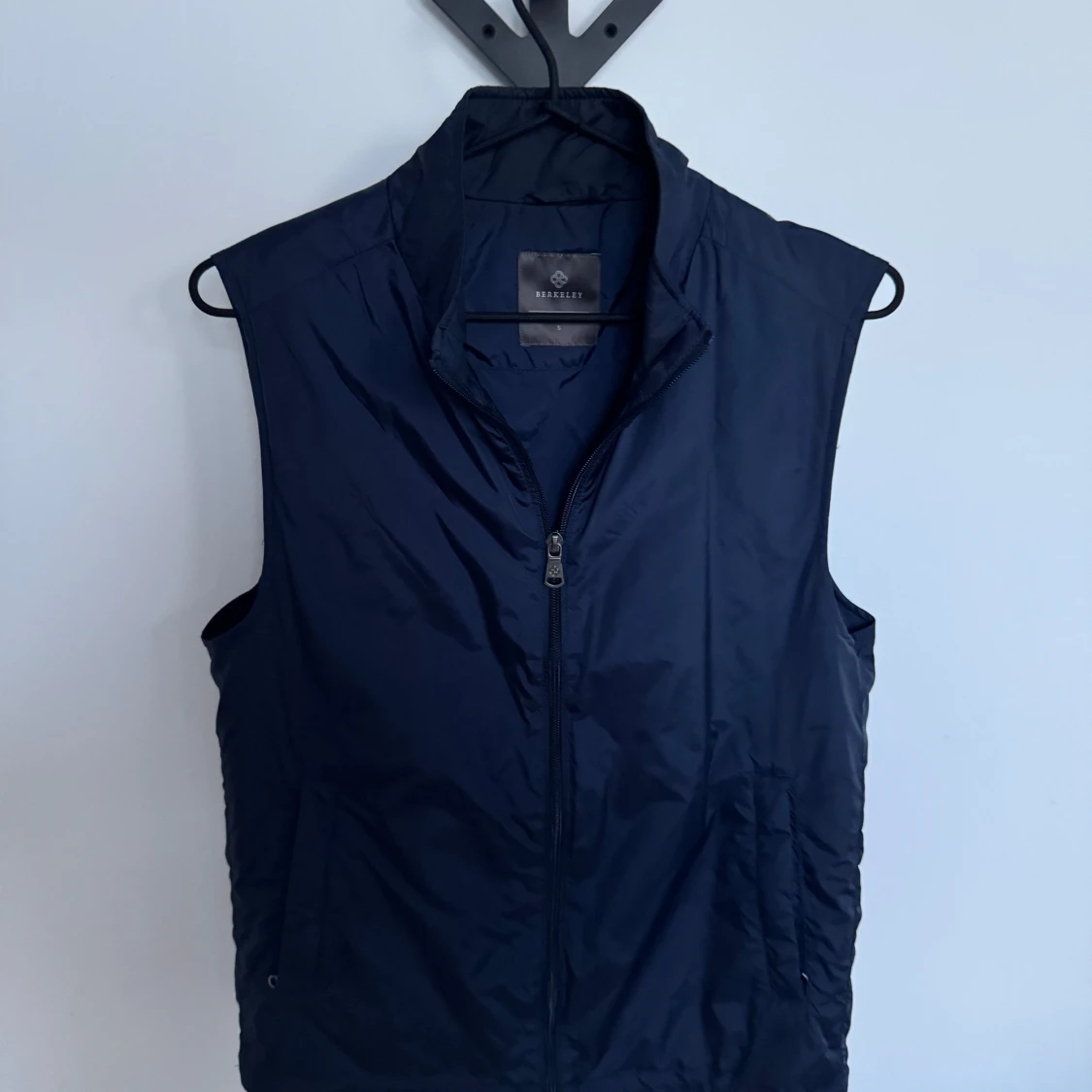 Mörkblå väst från Berkeley