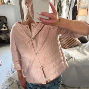 Trekvartsärmad jacka - Trendig trekvartsärmad ljusrosa jacka. Skitsnygg!! Och perfekt jacka till våren och sommaren 