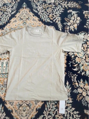  Cp company, t-shirt  - Cp company, t-shirt grå storlek M. T-shirt helt ny aldrig använt och inga skador på den