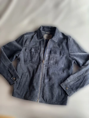 Mörk blå Human scales jacka - Snygg mörk blå Human scales suede jacka. Jackan är i storlek XL men sitter som en L. Nypris är ca 3800kr Inga skador på jackan. 9/10 kvalité
