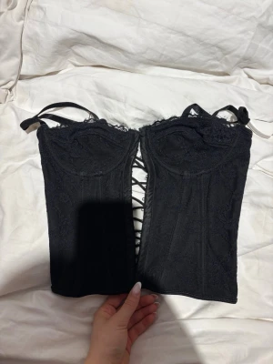 Svart spetskorsett med snörning - En svart korsett med snörning, den är superfin och sitter superbra. 