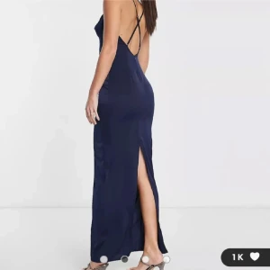 Marinblå balklänning med öppen rygg - Jättefin marinblå långklänning med öppen rygg och slits på sidan. Endast använd en gång så i nyskick skriv för egna bilder