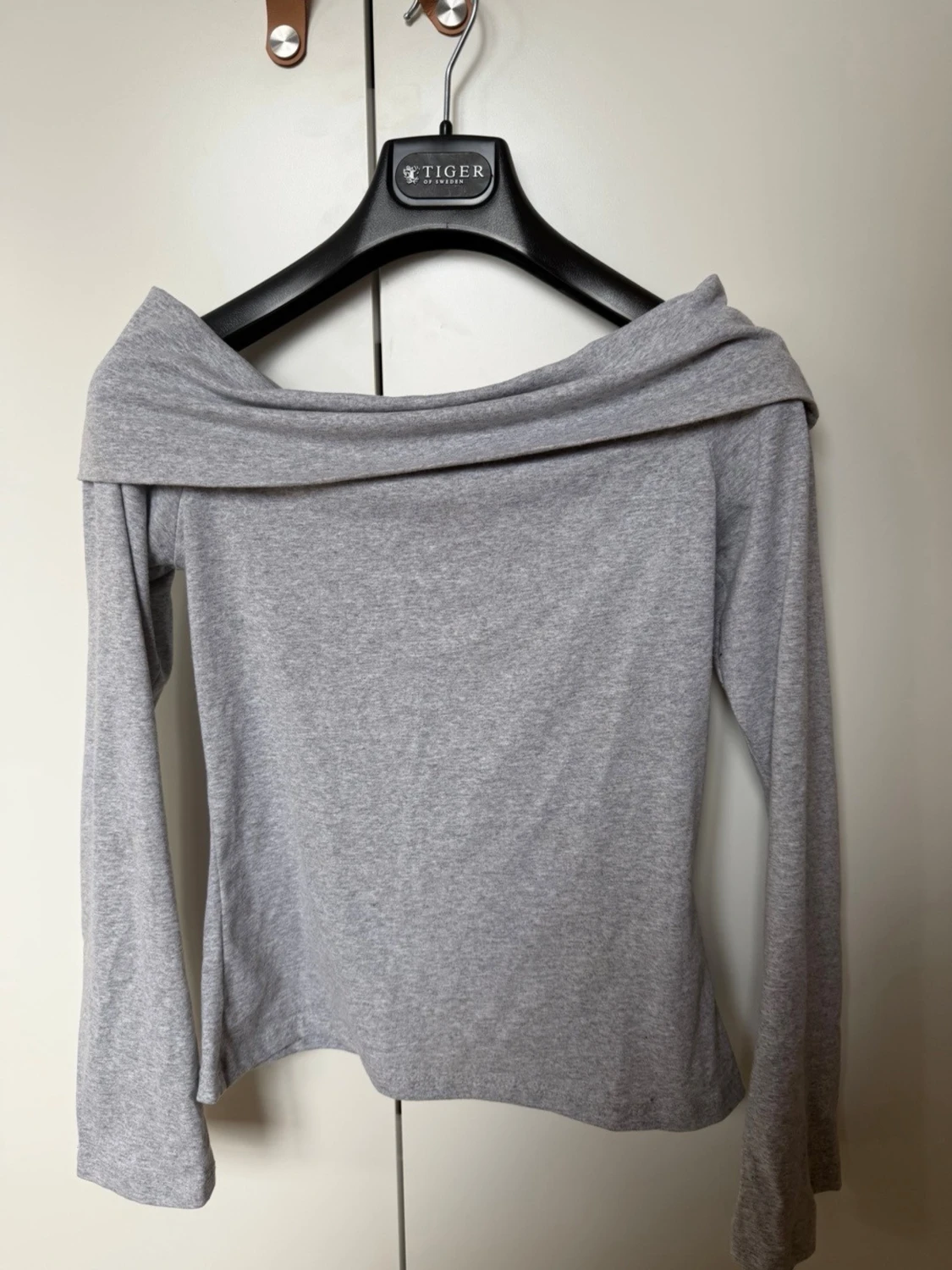 Grå offshoulder topp från Design Si - 2