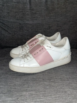 Valentino - Snygga Valentino Garavani Open sneakers I storlek 38. De är I toppen skick, endast skor medföljer. Hör av dig vid frågor😊