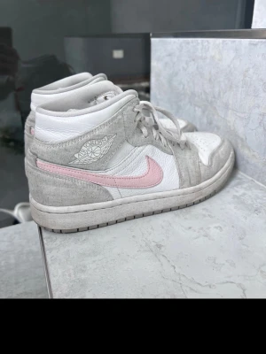 Jordan 1 - Ihanat jordanit erittäin hyvässä kunnossa. Ei ole hirveästi käytetty. Kengät vähän likaiset, ei ole yritetty putsata eli varmasti saa siistimmäksi. Kengissä ei ole vikaa. Saa ehdottaa hintaa. Koossa 40,5