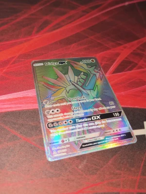 Dialga GX Pokémonkort holografiskt - Säljer ett holografiskt Dialga GX Pokémonkort med färgglad glans och detaljerad illustration. Kortet har attacker som Overclock, Shred och Timeless GX. Perfekt för samlare eller Pokémonfans som vill utöka sin kortsamling.