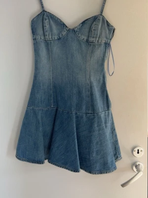 Blå jeansklänning med smala axelband - Säljer en blå jeansklänning med smala axelband. Klänningen är från Zara och är bara testad. Helt slutsåld på hemsidan!💞💞