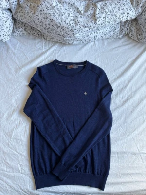 Marinblå merinoull tröja från Morris - Skick 9/10 Tröja från morris i 100% merinoull Skriv vid funderingar!