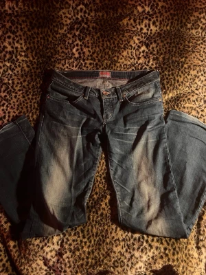 Lågmidjade bootcutjeans  - JÄTTEsnygga lågmidjade bootcutjeans från Big star:) älskar dem jättemycket men säljer för de är lite för stora. 