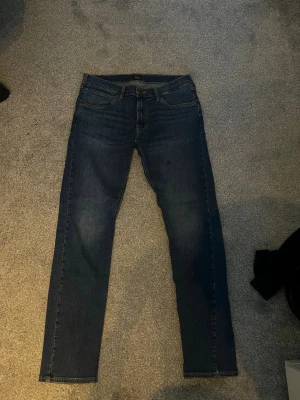 Lee jeans - Ett par lee jeans som jag knappt använt. Jätte bra skick och köpte för 1700 på MQ. passar personer runt 170-183