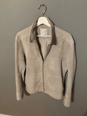 J.Lindeberg suede/mocka jacka  - Jag säljer nu en sjukt snygg och skön suede jacka ifrån J.lindeberg | Storlek: M | skick: 9/10, jackan har använts fåtal gånger | Den är sjukt snygg och passar till både fina men även vardagliga sammanhang | Skriv till mig för fler frågor och bilder ;)