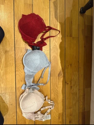 Spetsbhar i rött, blått och beige från h& m - Tre bhar i olika färger:  röda, ljusblå och beige. Alla bhar har vadderade kupor och är täckta med vacker spets. Axelbanden är justerbara för bästa passform. Perfekta för dig som gillar romantiska detaljer och mjuka material.