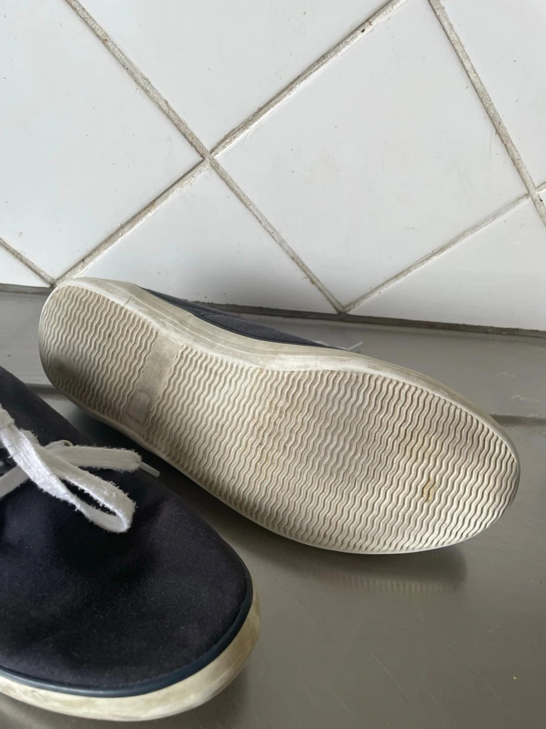 Mörkblå sneakers med vita sulor - 1