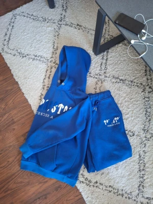 Trapstar tracksuit  - Medium, felfritt skick. Kan sälja hoodie/byxor separat. Priset är för båda. Skriv för separat pris.