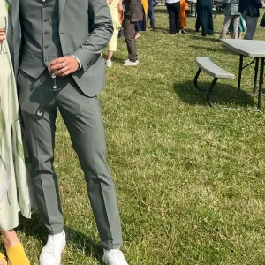 Grå kostym med väst och kavaj - Snygg grå kostym med matchande kavaj och väst. Klassisk passform med knappar på både kavaj och väst. Kostymen har en stilren look och passar perfekt till mer uppklädda tillfällen. Kombineras med vit skjorta och accessoarer för e