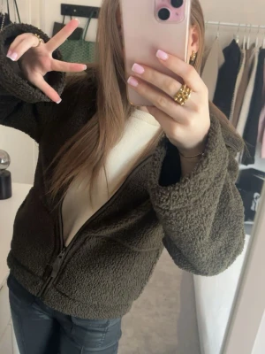 grön teddy jacka  - säljer min gröna teddy jacka som är använd 1 gång! säljer då den inte kommer till användning, dock väldigt snygg!