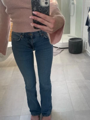 Blå bootcut jeans mid rise - Säljer ett par klassiska blå bootcut jeans med mid rise midja från Gina tricot. Jeansen har en snygg tvätt och raka ben som går ut lite nedtill. Säljer pga att jag har köpt anndra byxor som kommer till användning oftare💕 org pris är 500 kr