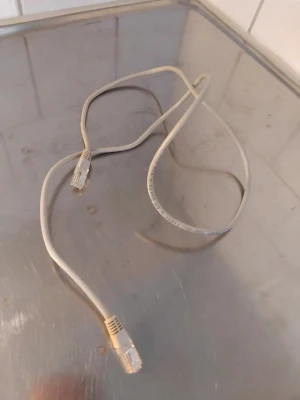 Grå nätverkskabel Ethernet - Grå nätverkskabel med RJ45-kontakter i båda ändar. Perfekt för att koppla dator, router eller annan nätverksutrustning. Kabeln är flexibel och har genomskinliga plastkontakter. Passar till de flesta standardnätverk.