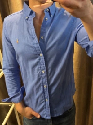 Ralphlauren Linneskjorta  - Linneskjorta från ralphlauren i strl XS, killen på bilden är 173