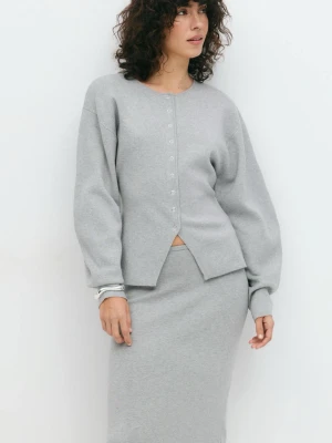 Grå basic kofta från Gina Tricot - En enkel och stilren grå kofta från Gina Tricot med rund halsringning och knappar framtill. Koftan har långa ärmar och en rak passform, perfekt att matcha med olika outfits. Tillverkad i mjukt material för en bekväm känsla. I storlek S, använts ett fåtal gånger. 