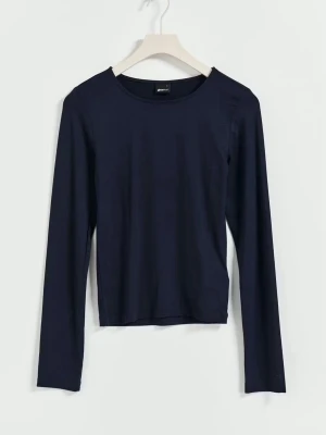 Mörkblå långärmad topp Gina Tricot - En enkel och stilren mörkblå långärmad topp från Gina Tricot. Modellen har rund halsringning och är figurnära i passformen. Perfekt att matcha med jeans eller kjol för en clean look. 💙 