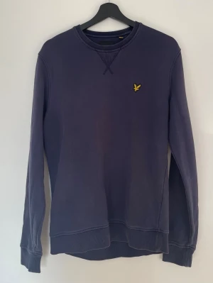 Lyle & Scott sweatshirt – mörkblå – M - Stilren sweatshirt från Lyle & Scott med klassisk broderad logga på bröstet.  ✔ Storlek: M ✔ Färg: Mörkblå ✔ Skick: Bra skick ✔ Passform: Regular  Perfekt vardagsplagg – enkel att matcha