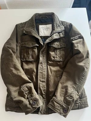 Abercrombie & fitch jacka (sällsynt) - Riktigt snygg Abercrombie jacka i mörkgrön färg. Fint skick inga fel storlek passar M/L kan ta mått Väldigt sällsynt och eftertraktad perfekt nu till vår och sommar. Kom gärna med frågor och prisförslag samt kolla min profil för mycket mer liknande rabatt vid köp av flera ha det bra 😁✌️