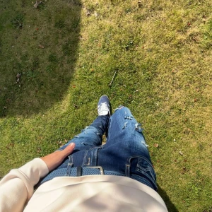 Blå jeans med slitningar  - Säljer ett par snygga blå jeans med slitningar. med en slim passform och är perfekta. Jeansen är från replay å är i bra skick!