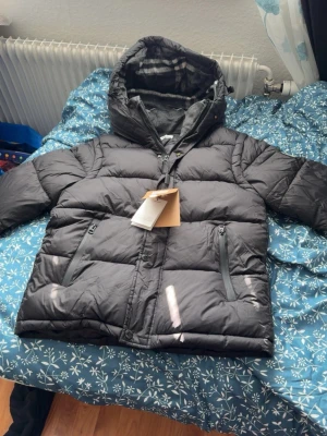 Burberry jacka - Storlek s burberry jacka, helt ny. Kan bli till en väst också. 