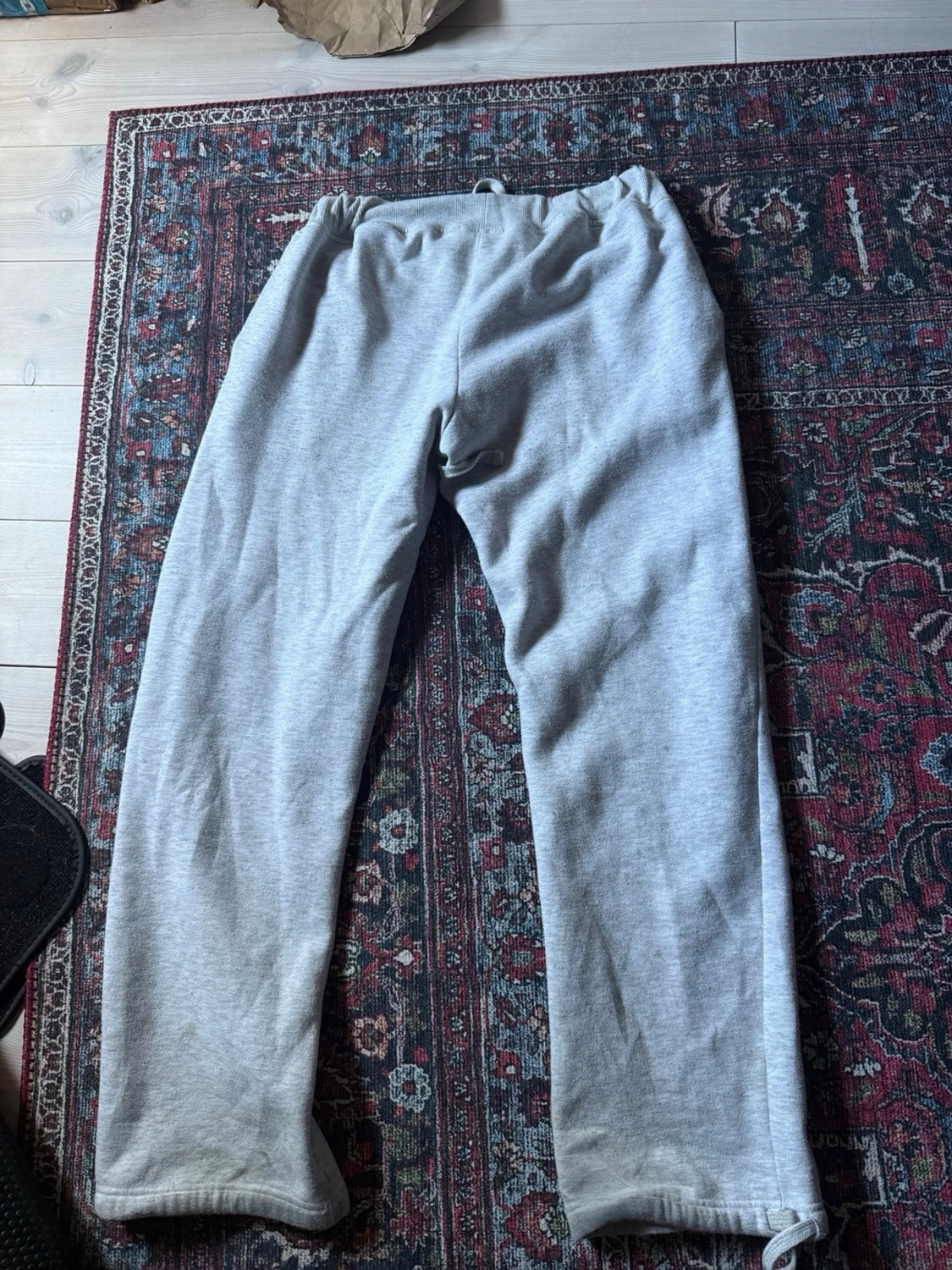 Grå mjukisbyxor med brodyr - 2
