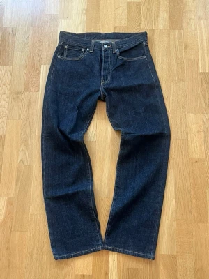 Levis 501s - Feta jeans från Levis 501 i fin mörkblå färg. storlek 32/30.  bra skick, skriv vid eventuella funderingar😁