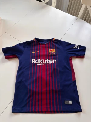 FC Barcelona matchtröja Coutinho - Säljer en officiell FC Barcelona matchtröja från Nike med Coutinho och nummer 14, skickar inom 0-3 dagar. Storlek 10-12 år