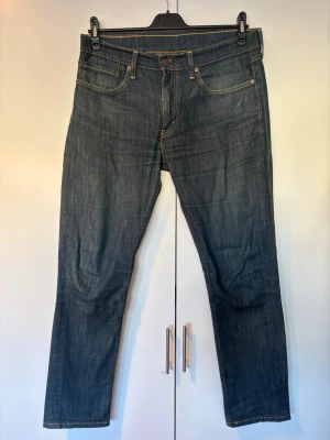 Levi's 511 - Snygga jeans i modellen 511 med slim fit-passform. Klassisk stil som passar till allt, både vardag och lite mer uppklätt.  Storlek: 34/32  Säljes då de inte används längre. Hör av dig vid frågor eller om du vill ha fler bilder!