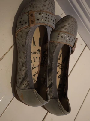 Blå söta ballerinaskor - Jättegulliga ballerina skor från mustang. Storlek 38, med en fin detalj längst fram på skon. 