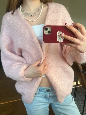 Ljusrosa Lindex kofta  - Jätte gullig populär ljusrosa Lindex kofta, perfekt på sommaren! Användt fåtal gånger så i bra skick. Säljs inte längre i denna färg. Köpte för 500kr på Zalando. Storlek M/ L så perfekt oversized. 