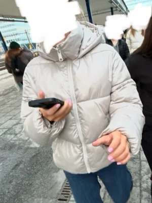 Beige pufferjacka med huva - Säljer en beige pufferjacka med dragkedja och stor huva. Jackan sitter fint, perfekt för kalla dagar och enkel att matcha med olika outfits. Materialet är glansigt och ger en modern vibe. Det är storlek xs men skulle också säga att den passar som S då den är ganska stor, men det beror såklart på vad man gillar. Längden är jättebra, går ner lite över rumpisen. Säljer den då jag har för många jackor. Den har haft sminkfläckar i kragen men de syns inte längre då jag tvättat bort det, men bild finns