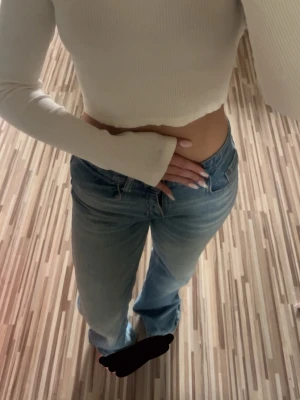 Vit Långärmad topp från NA-KD med öppen rygg o som knyts bak - Jätte fin topp med ribbad mönster från NA-KD. Storlek S. Säljer då den knappast kommer till användning. Perfekt till sommar outfitzzz😍😍. Öppen rygg med snören. Säljs för 20kr