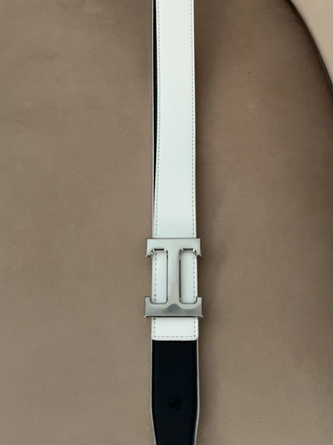 Vitt H’e’r’m’e”s skärp med H spänne - 2