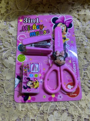Minnie Mouse 3-i-1 skrivset  - Säljer ett rosa 3-i-1 skrivset med Minnie Mouse-tema från Disney. Setet innehåller en sax, en häftapparat och ett suddgummi, alla dekorerade med söta Minnie Mouse-detaljer och hjärtmönster. Perfekt för skolstart eller pysselstunder.