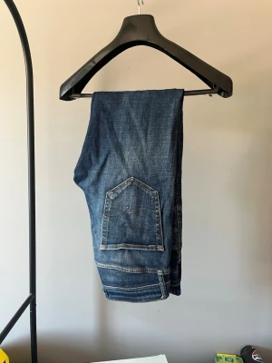 Jack & Jones Jeans  - Snygga mörkblåa jeans med snygg wash 🧼  Storlek: 30/32