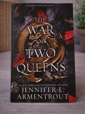 The War of Two Queens (Brand new, in English) - Skick: Helt ny bok. Omslag: Pappercover. Storlek: standard (inte pocket). Förpackning: I sitt originala plastomslag. Från: Stockholm. Snabb leverans inom Sverige.