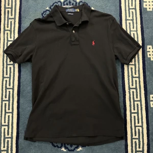 Ralph Lauren piké  - Tjena, säljer min Ralph Lauren piké eftersom att den är för liten på mig. Använd fåtal gånger. Slim fit storlek L, Baggy fit om man har M. Nypris 910kr(stayhard) kom med bud!